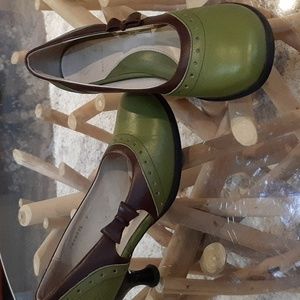 Fluevog size 9 Bellevue pumps, olive green with brown trim and side bow